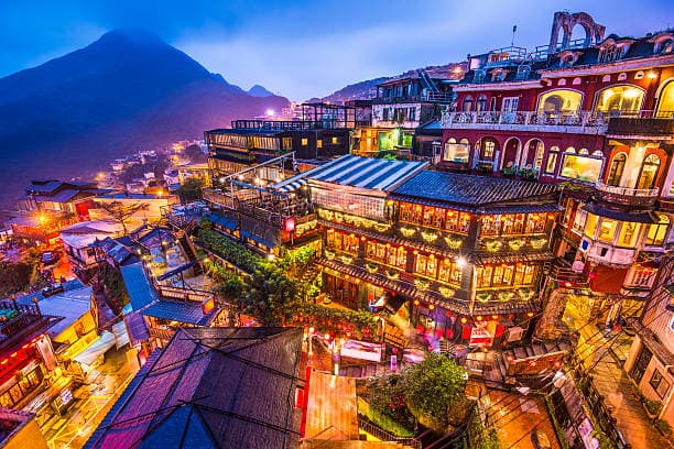 Day 3: Waterfalls & Sky Lanterns × Mountain Old Streets × Night Markets