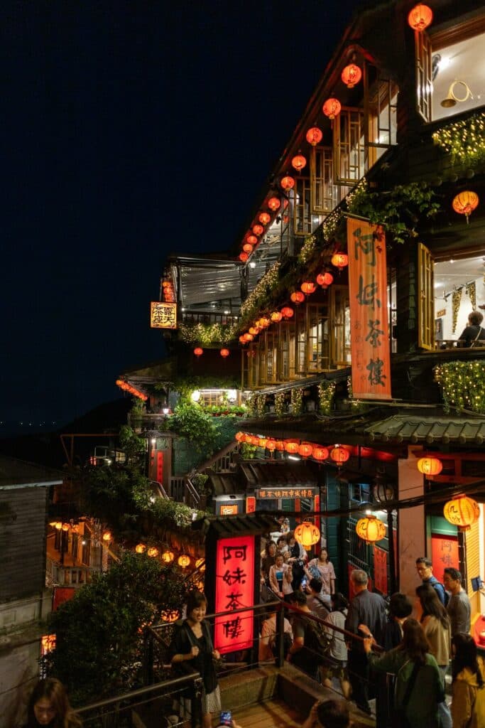 Day 3: Waterfalls & Sky Lanterns × Mountain Old Streets × Night Markets
