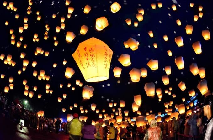 Day 3: Waterfalls & Sky Lanterns × Mountain Old Streets × Night Markets