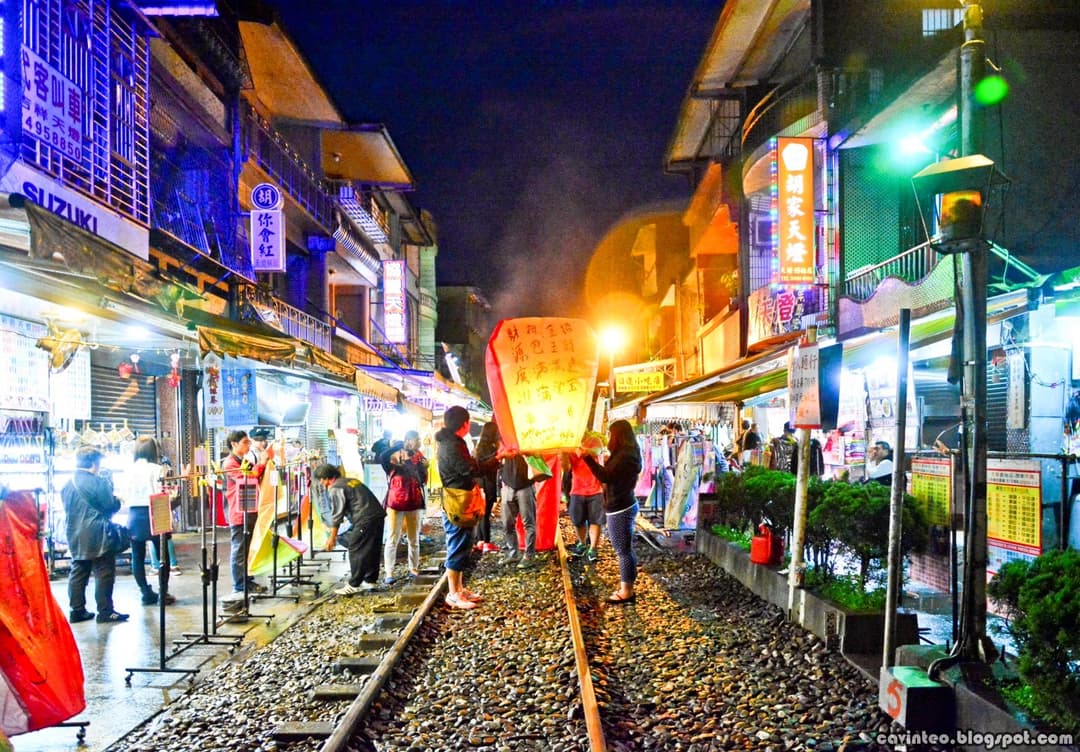 Day 3: Waterfalls & Sky Lanterns × Mountain Old Streets × Night Markets